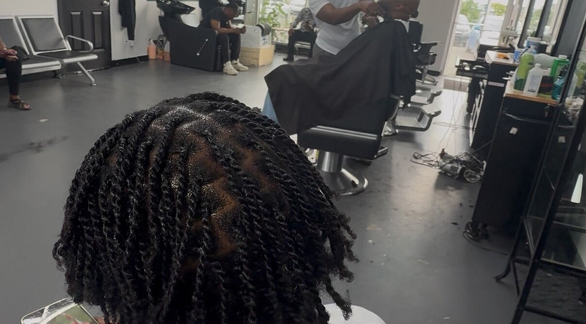 Tresses soigneusement réalisées dans le salon Gems Style Official à Montréal, Québec, CA.