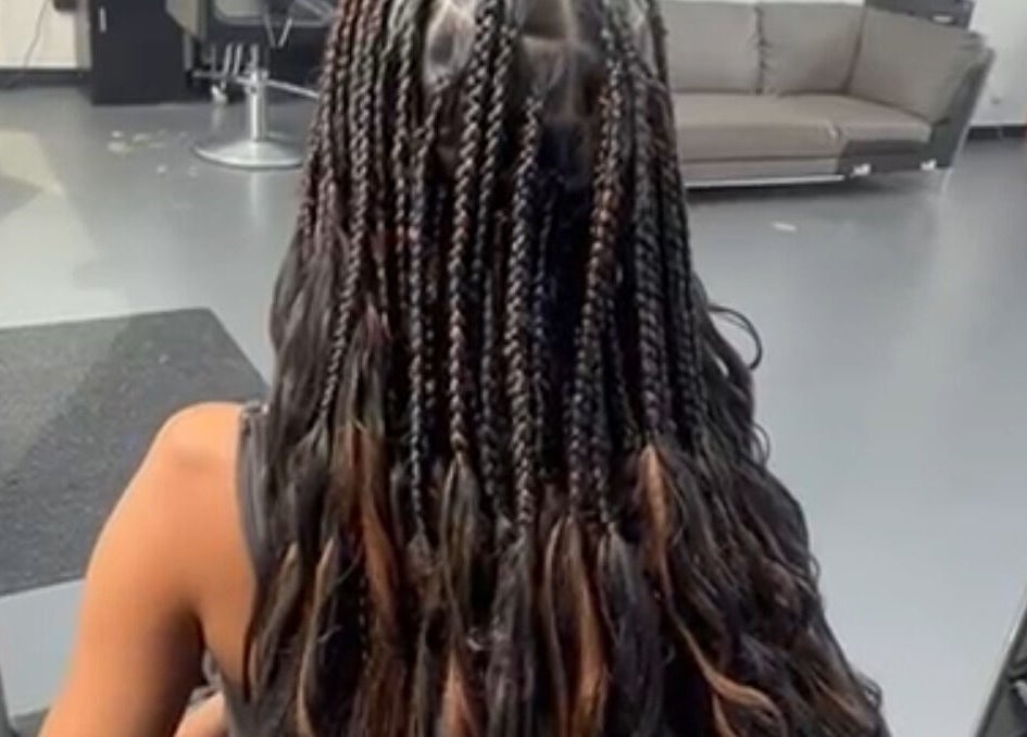 Des tresses élégantes au salon Gems Style Official à Montréal, Québec, CA.