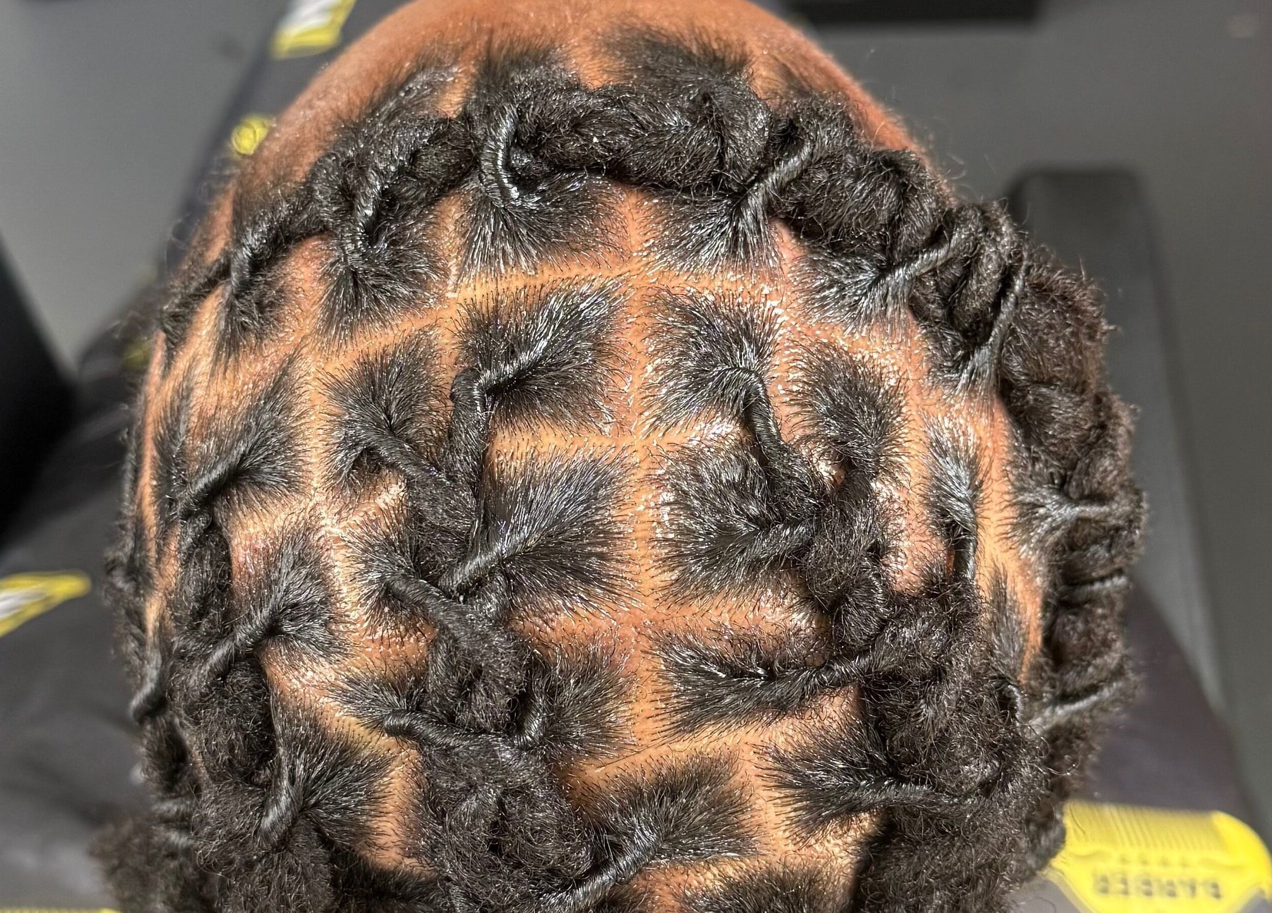 Coiffure tressée méticuleuse chez Gems Style Official à Montréal, Québec, CA.