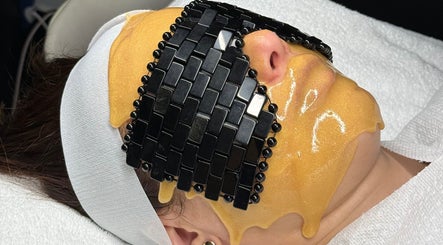 Glistening facial treatment at Luxury Skincare Studio, Bloomington, Minnesota, US. Relax in style and rejuvenate.