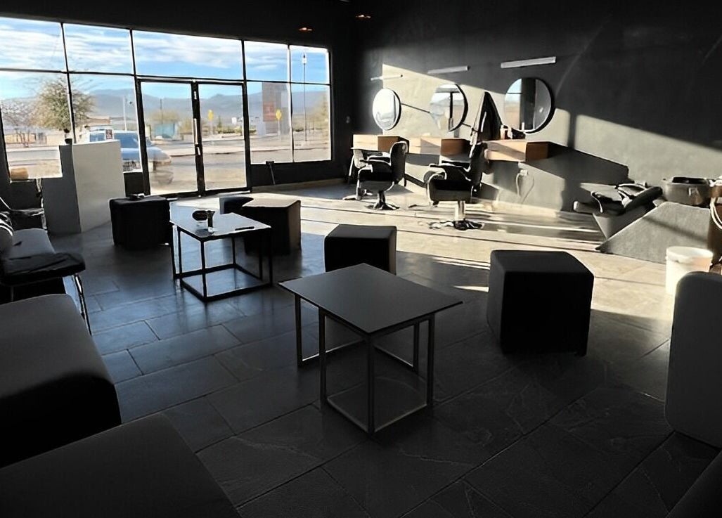 Interior moderno de Barberia leones en Chihuahua, Chihuahua, MX, con sillas y espejos iluminados.