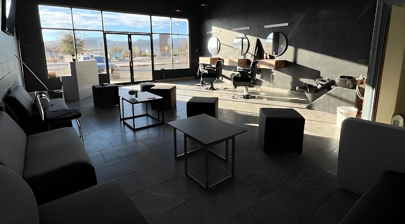 Interior moderno de Barberia leones en Chihuahua, Chihuahua, MX, con sillas y espejos iluminados.