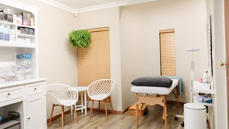 Peaceful therapy room at Dr. Jeanine Cronje Aesthetics in Pretoria, Gauteng, ZA, featuring a massage bed and seating.