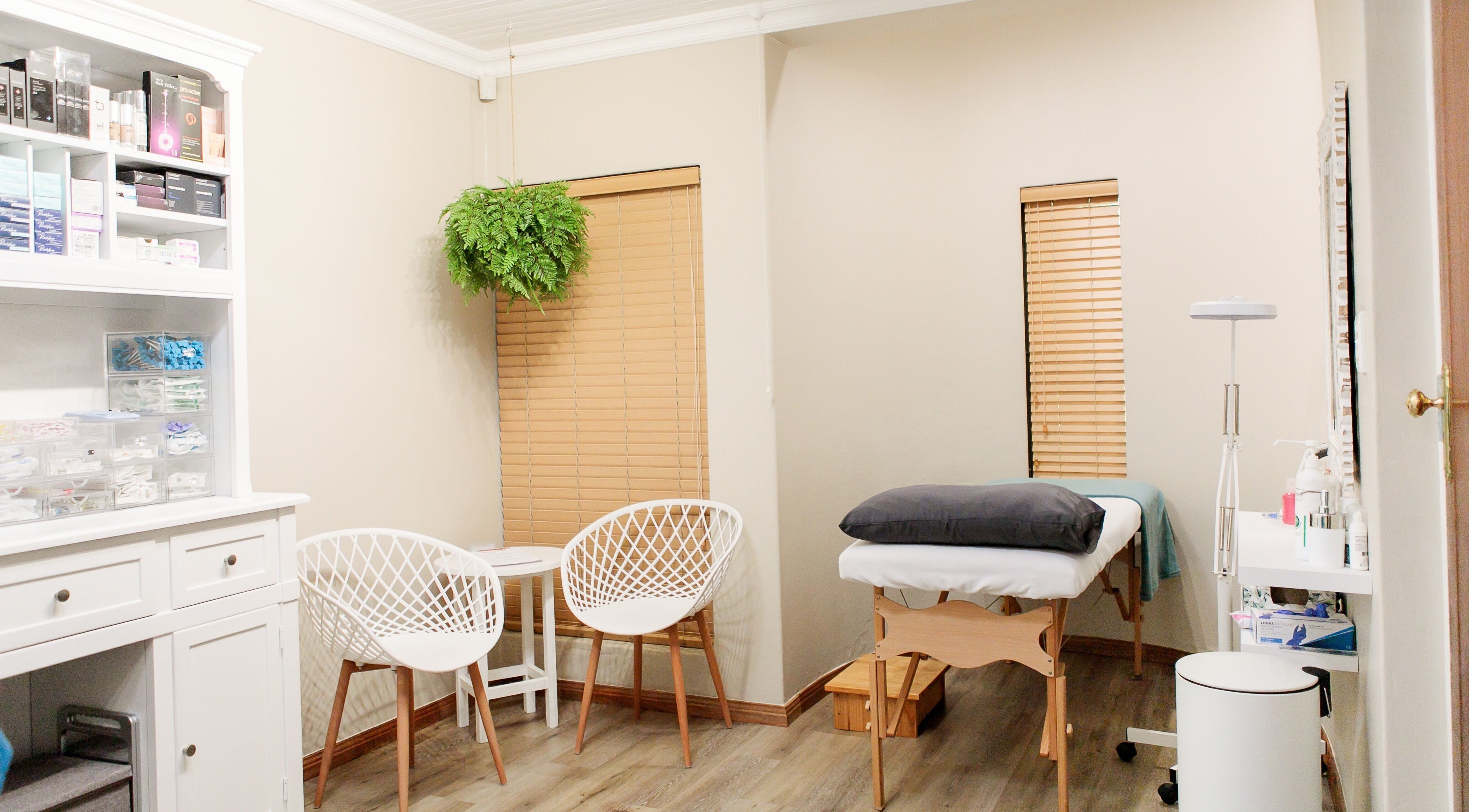 Peaceful therapy room at Dr. Jeanine Cronje Aesthetics in Pretoria, Gauteng, ZA, featuring a massage bed and seating.