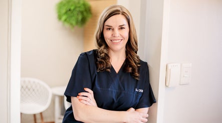 Dr. Jeanine Cronje smiling at her Pretoria, Gauteng, ZA aesthetics clinic.