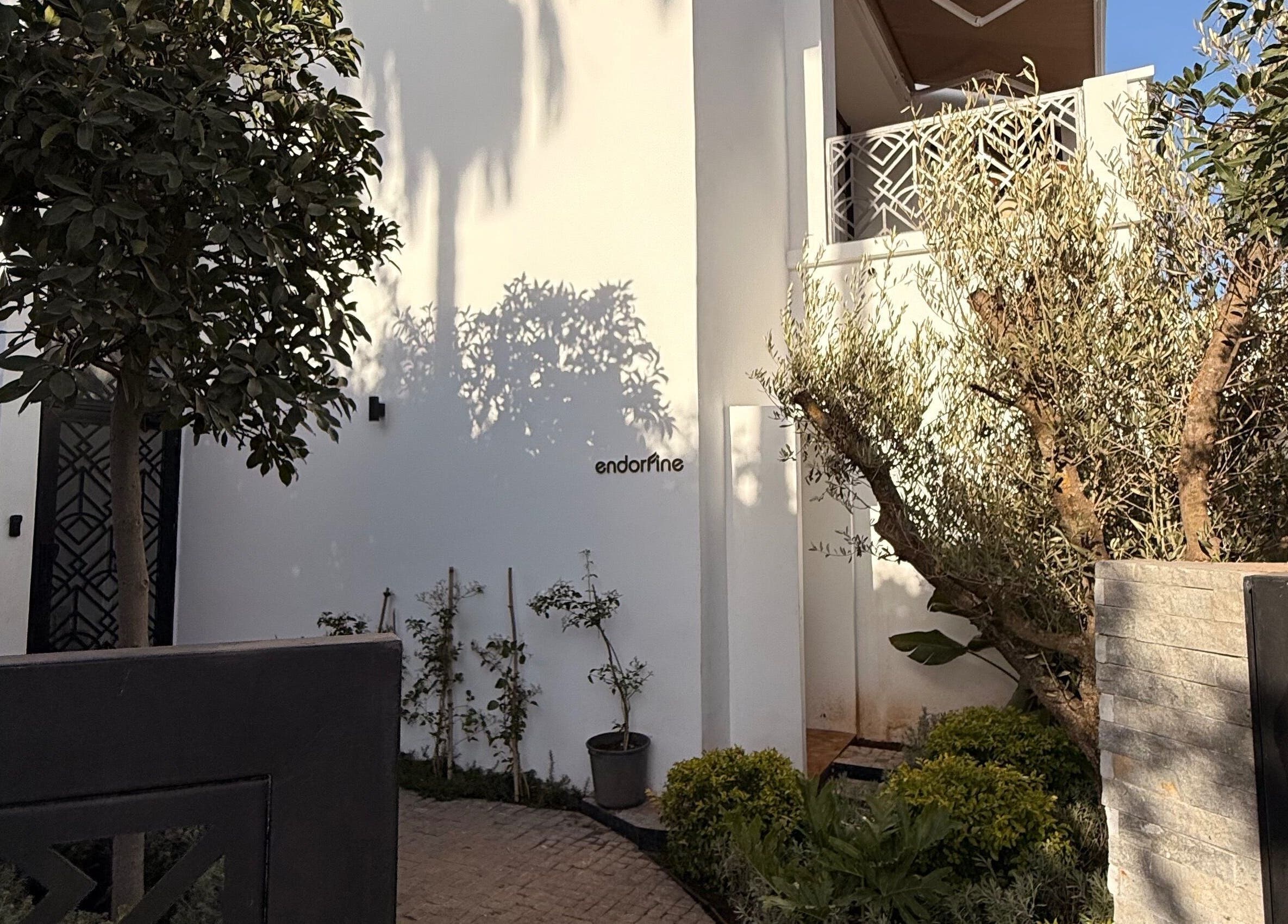 Entrée élégante d'Endorfine, Casablanca, Casablanca-settat, MA entourée de verdure luxuriante.