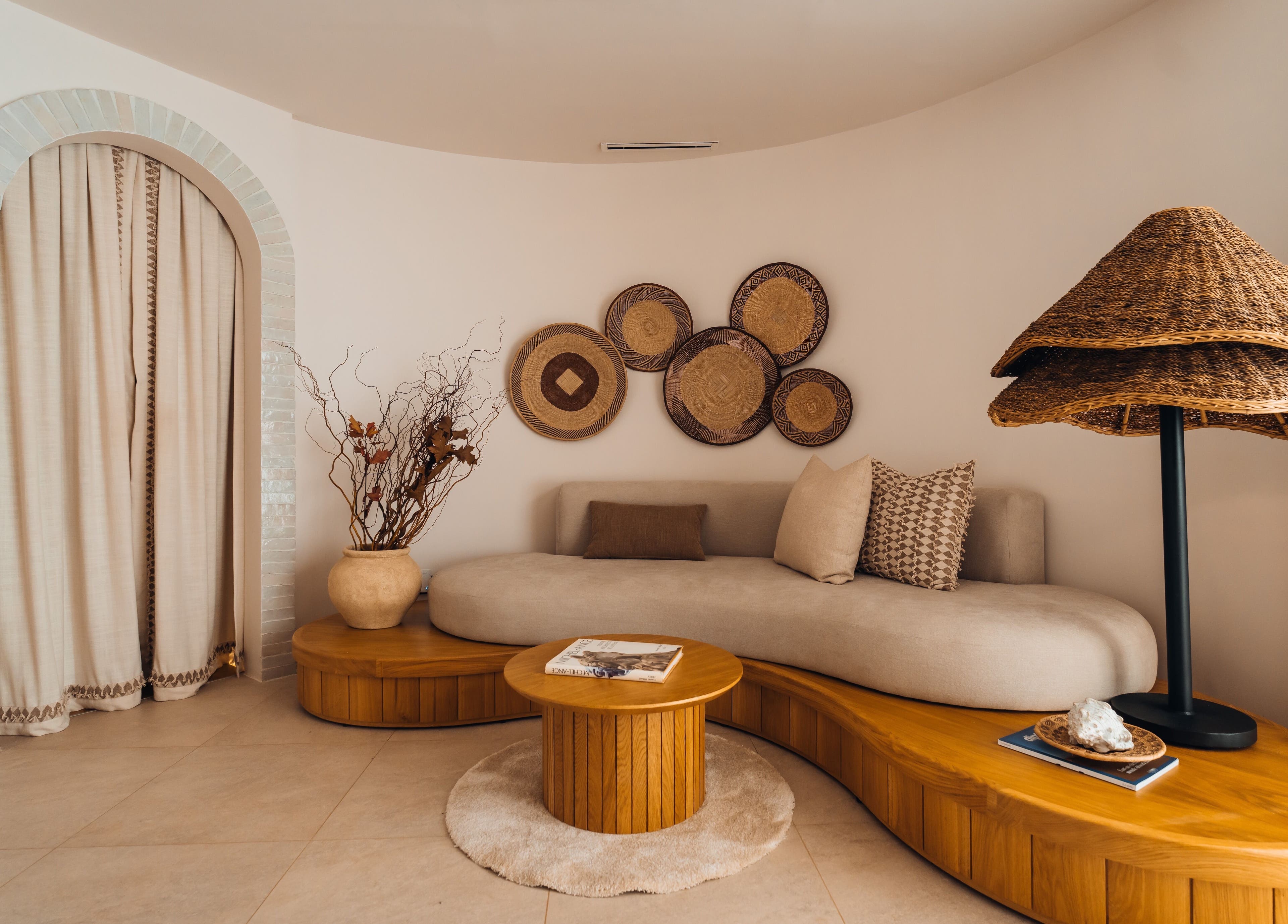 Salon élégant chez Endorfine à Casablanca, Casablanca-Settat, MA, avec canapé moderne et décor raffiné.