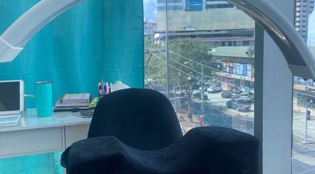 Zona de trabajo en Paola Lash Artist, Panamá, Provincia De Panamá, PA con vista urbana desde la ventana.