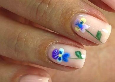 Floral nail art at Polished by Jasmin, Worcester, England, GB. Delicate blue and purple flowers on nails.