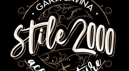 Logo raffinato del salone Stile 2000 acconciature a Colonna, Lazio, IT, su sfondo nero.