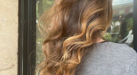 Capelli ondulati e dorati presso Stile 2000 acconciature, Colonna, Lazio, IT.