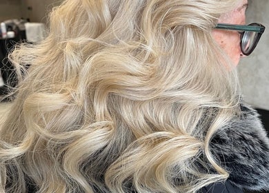 Capelli biondi mossi e ricci presso Stile 2000 acconciature, Colonna, Lazio, IT.