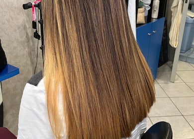 Capelli lisci e biondi a Stile 2000 acconciature, Colonna, Lazio, IT, riflessi luminosi.