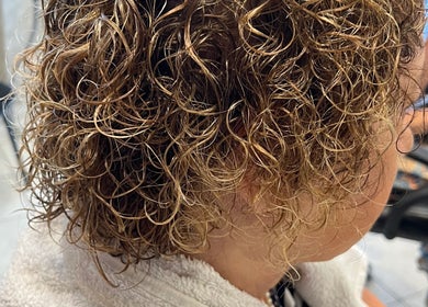 Capelli ricci ben definiti presso Stile 2000 acconciature, Colonna, Lazio, IT.