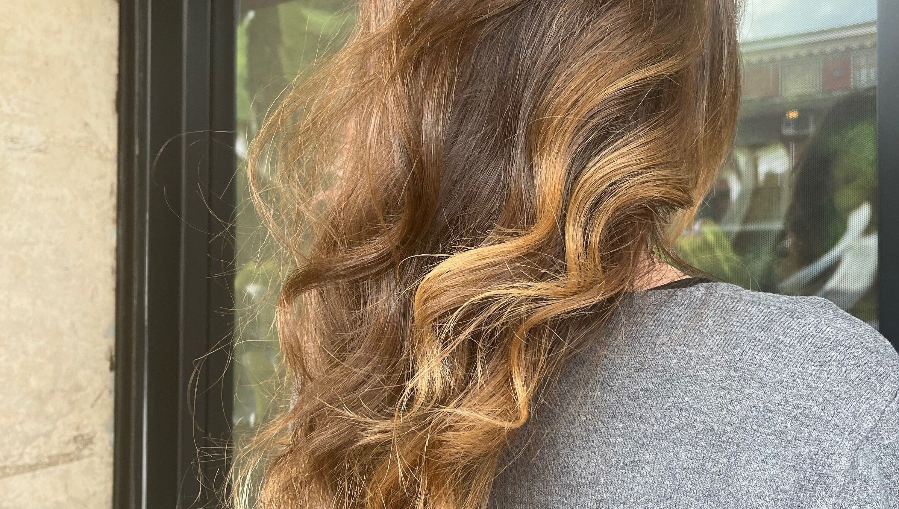 Capelli ondulati con riflessi dorati a Stile 2000 acconciature, Colonna, Lazio, IT.