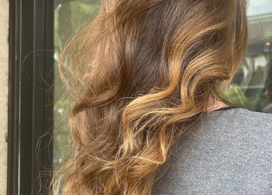 Capelli ondulati con riflessi dorati a Stile 2000 acconciature, Colonna, Lazio, IT.