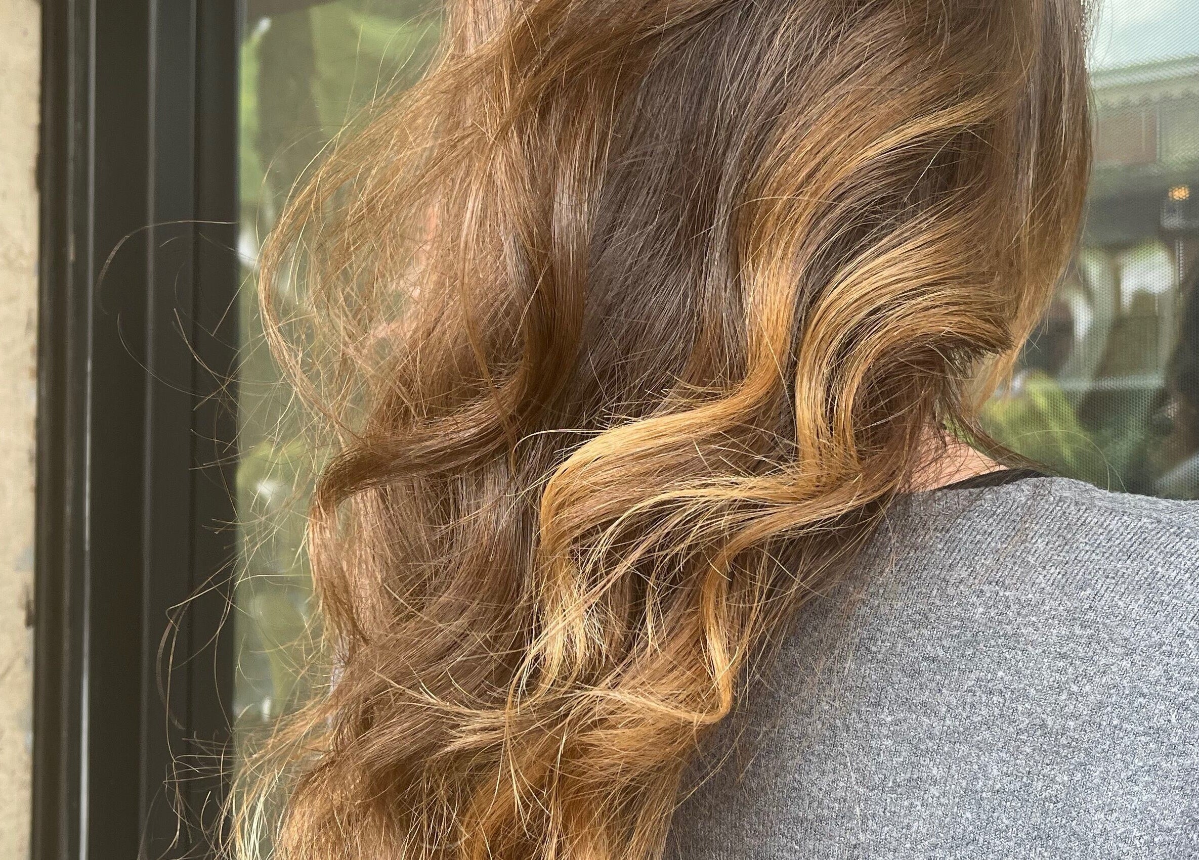 Capelli ondulati con riflessi dorati a Stile 2000 acconciature, Colonna, Lazio, IT.