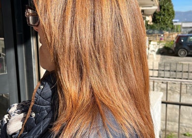 Capelli luminosi a Stile 2000 acconciature, Colonna, Lazio, IT. Splendida colorazione che cattura la luce.
