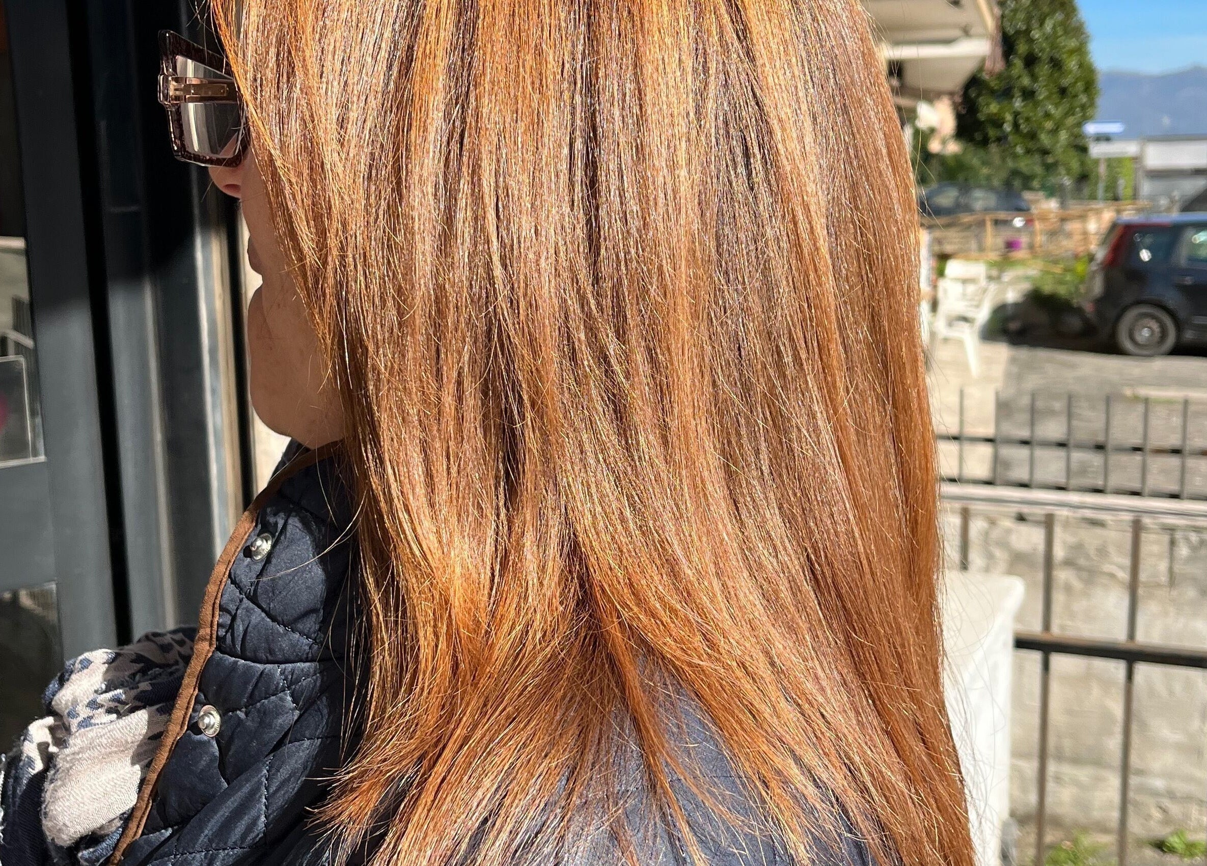 Capelli luminosi a Stile 2000 acconciature, Colonna, Lazio, IT. Splendida colorazione che cattura la luce.