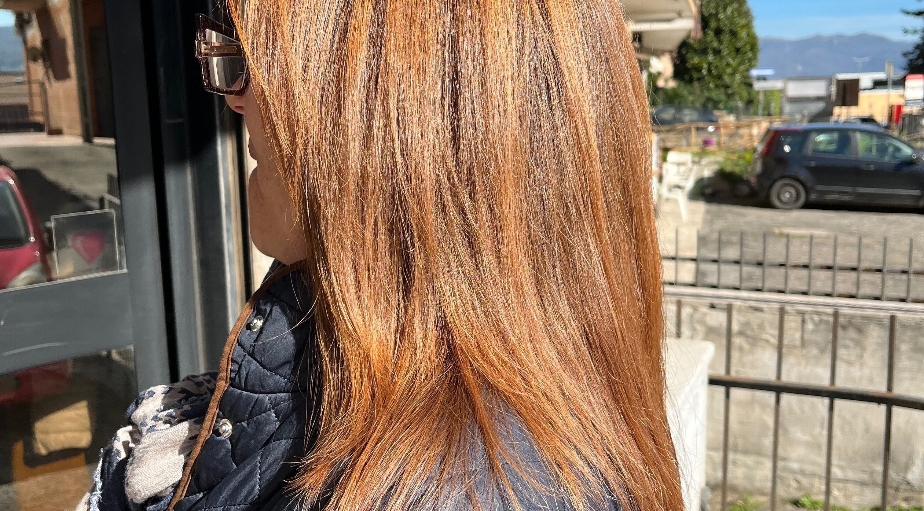 Capelli luminosi a Stile 2000 acconciature, Colonna, Lazio, IT. Splendida colorazione che cattura la luce.