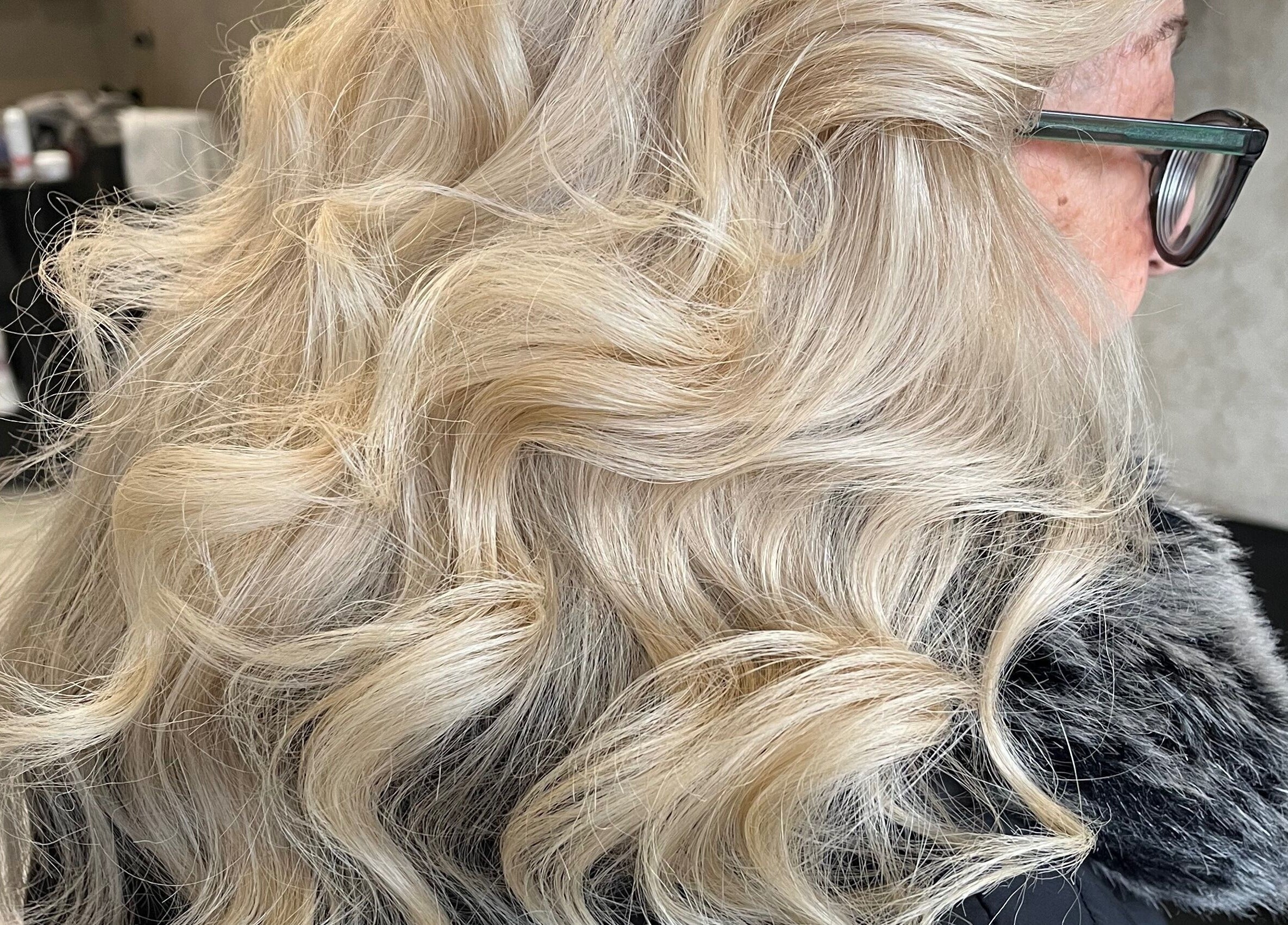 Stile ricci biondi presso Stile 2000 acconciature, Colonna, Lazio, IT.