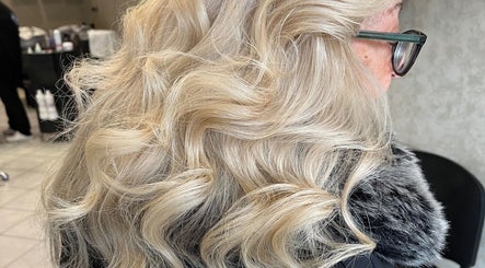 Stile ricci biondi presso Stile 2000 acconciature, Colonna, Lazio, IT.