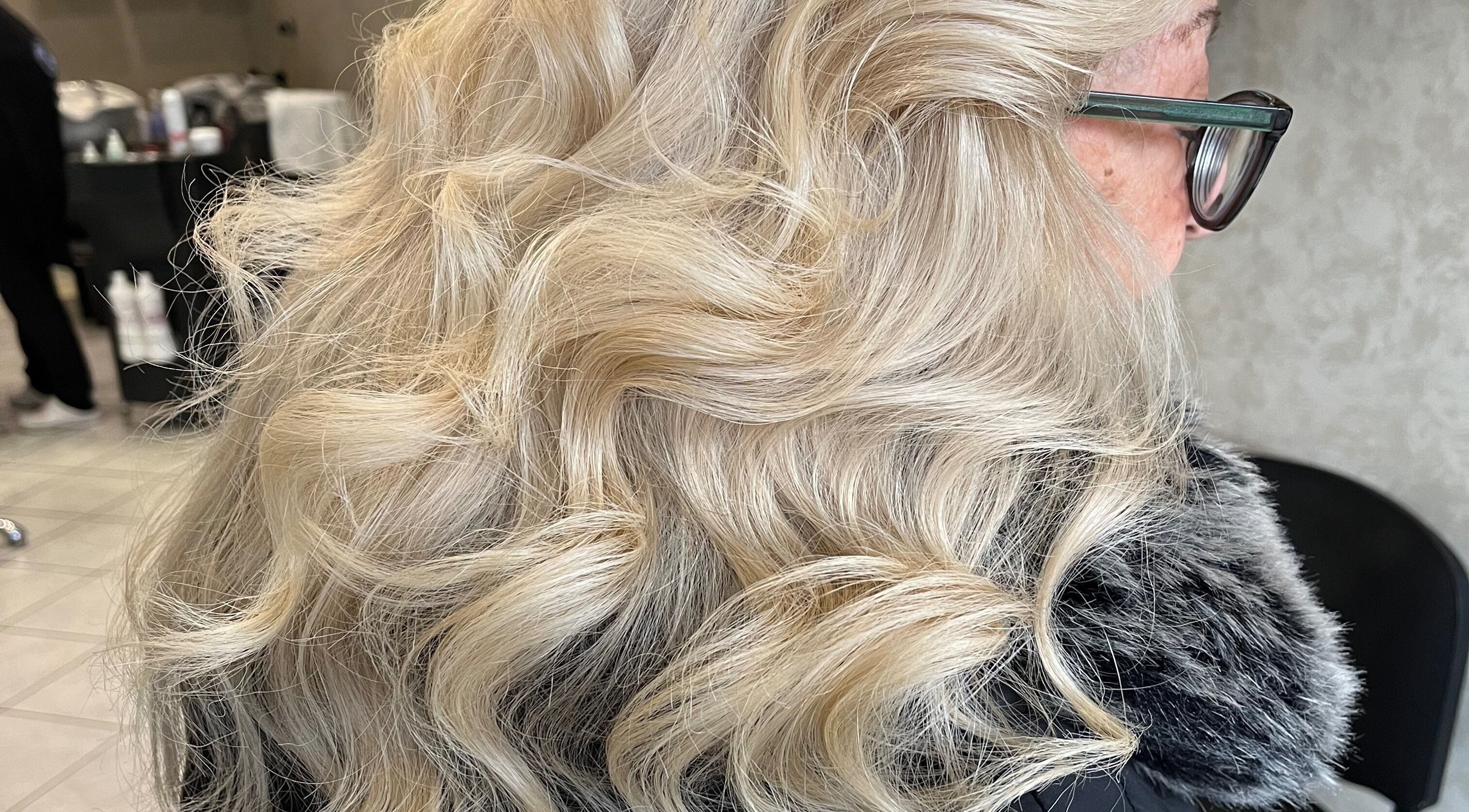 Stile ricci biondi presso Stile 2000 acconciature, Colonna, Lazio, IT.