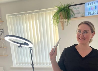 Professional at Julia Plas Skin Alsager in Stoke-on-Trent, England, GB, ready for a skincare session.