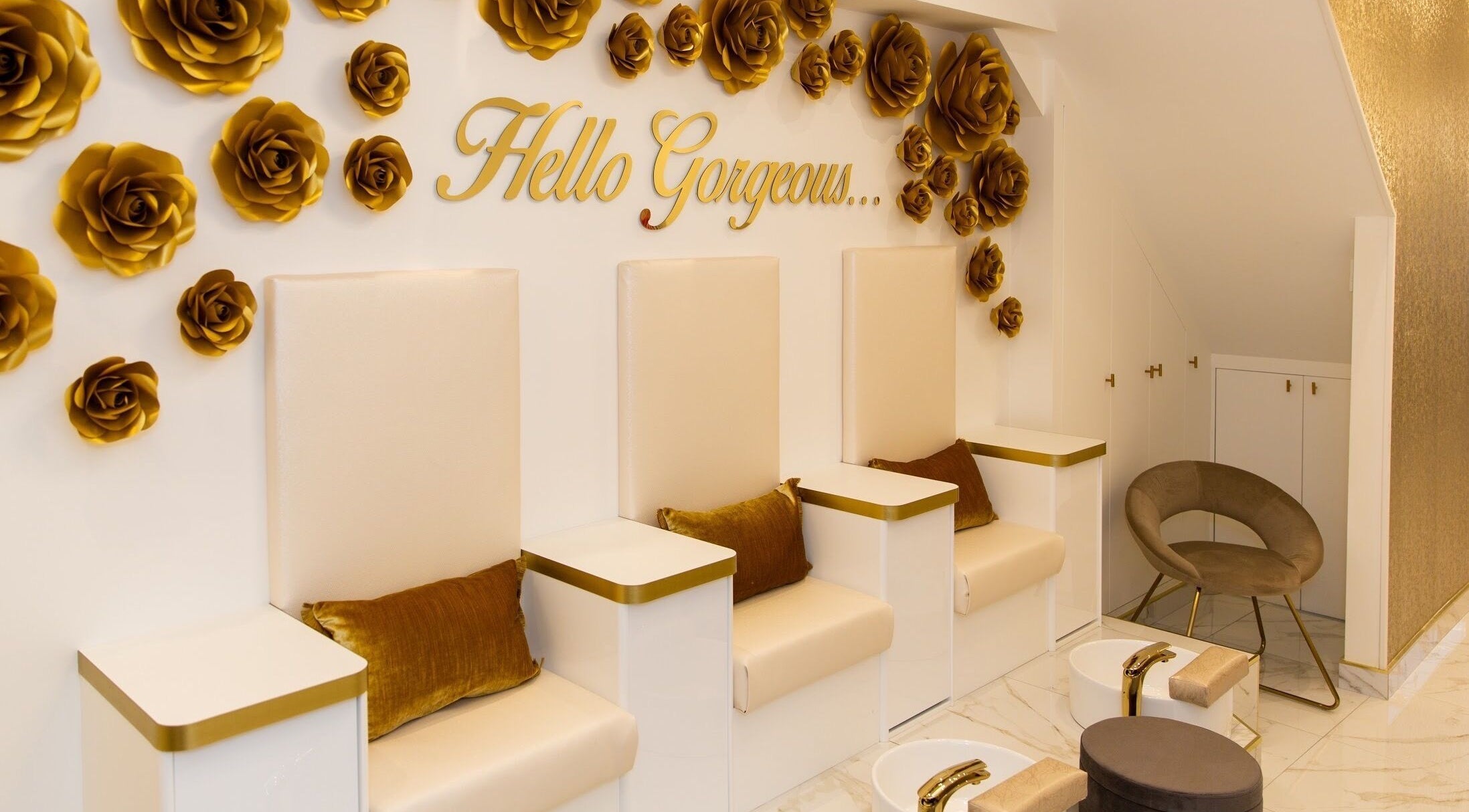Luxe pedicure stations at Beauty Bar St Albans, St Albans, England, GB decorated with golden roses.