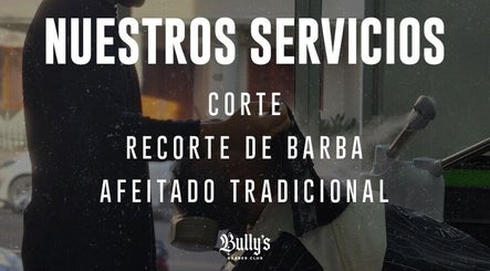 Cartel de servicios en Bully's Barber Club, Paraná, Entre Ríos, AR, destacando cortes y afeitados tradicionales.