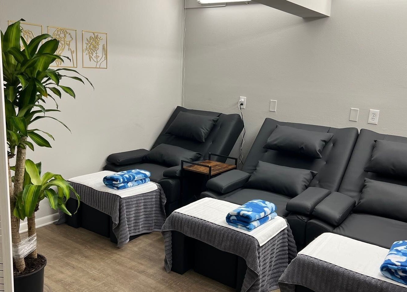 Cozy relaxation area at ZY Massage Spa, Sarasota, Florida, US featuring plush chairs and soothing decor.