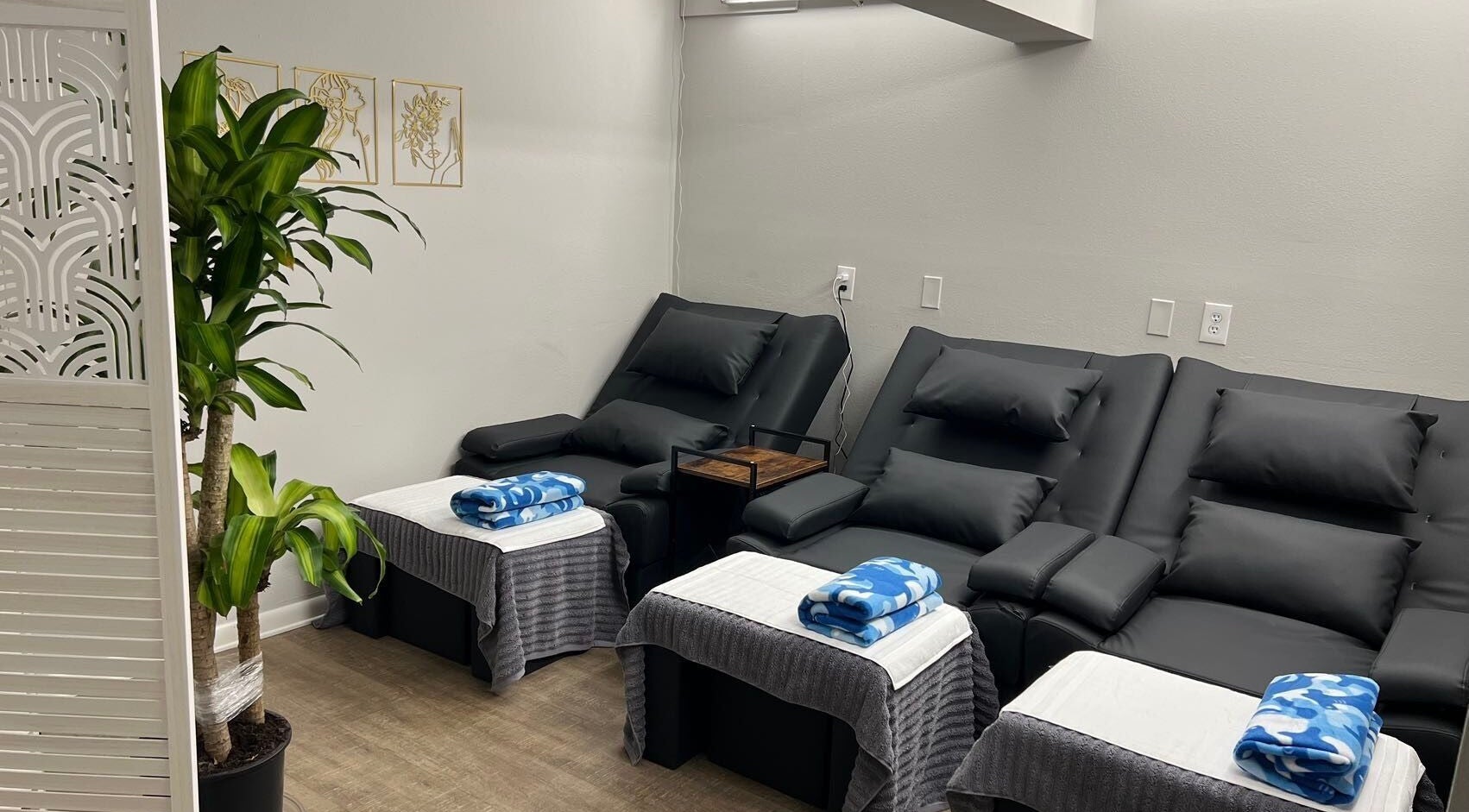 Cozy relaxation area at ZY Massage Spa, Sarasota, Florida, US featuring plush chairs and soothing decor.