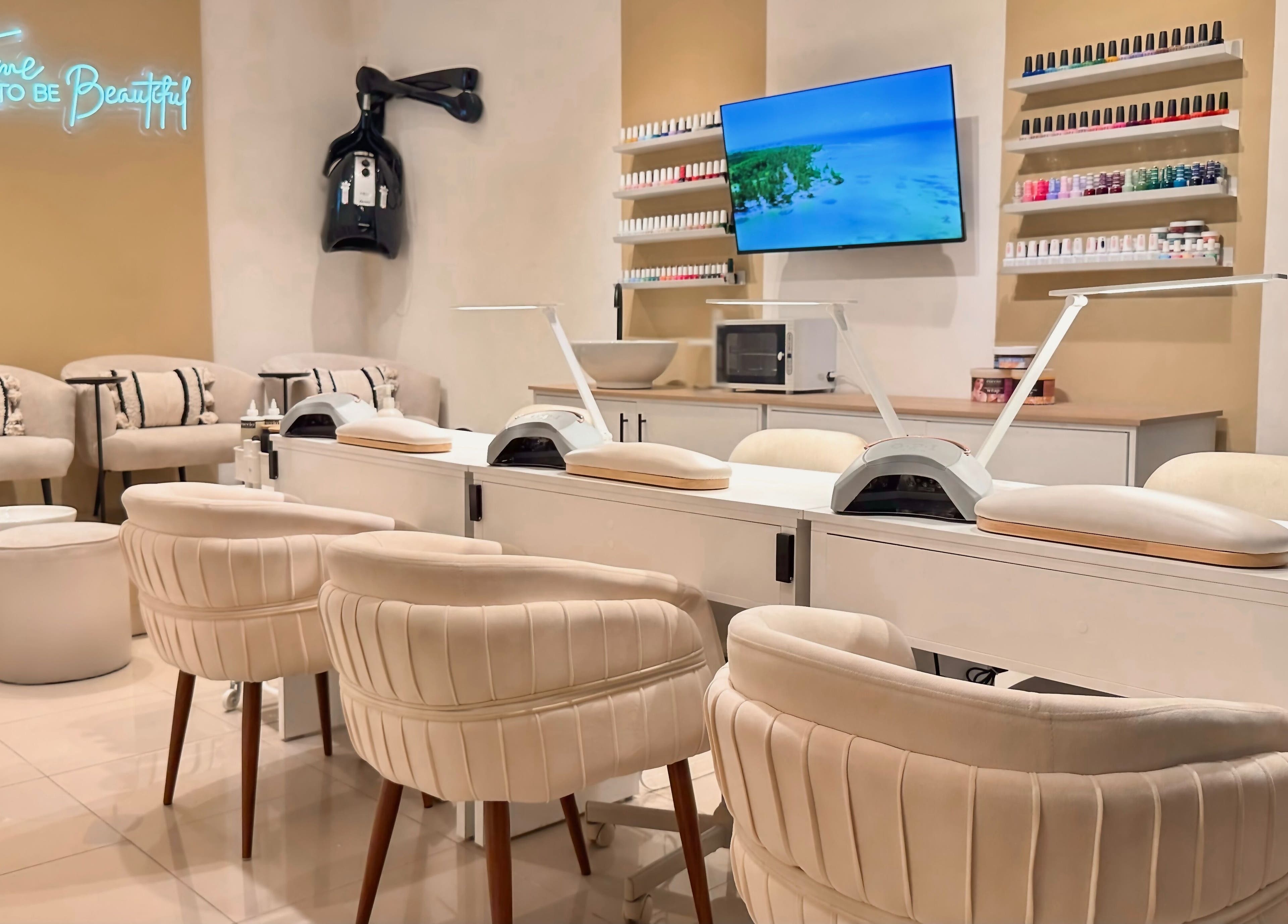 Interior moderno de Silv Beauty Salon & Nail Bar en Santo Domingo, Distrito Nacional, DO.