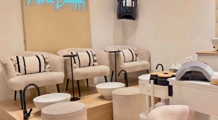 Gambar Silv Beauty Salon & Nail Bar 2