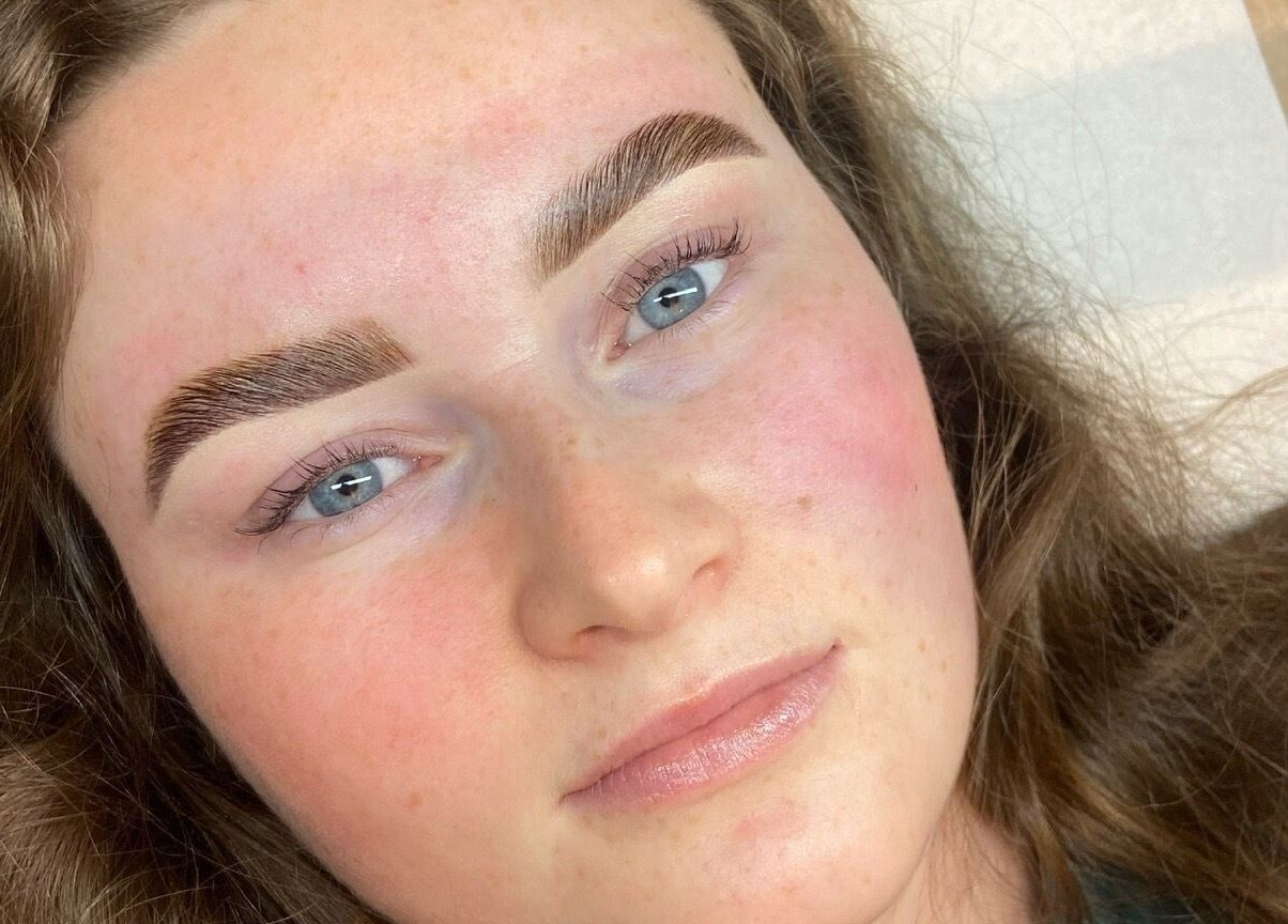 Perfectly groomed brows at Meabh Keane Lashes, Tralee, IE, showcasing expert beauty services.