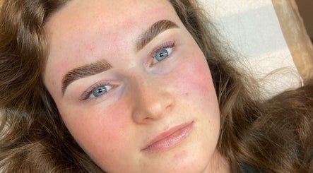Perfectly groomed brows at Meabh Keane Lashes, Tralee, IE, showcasing expert beauty services.