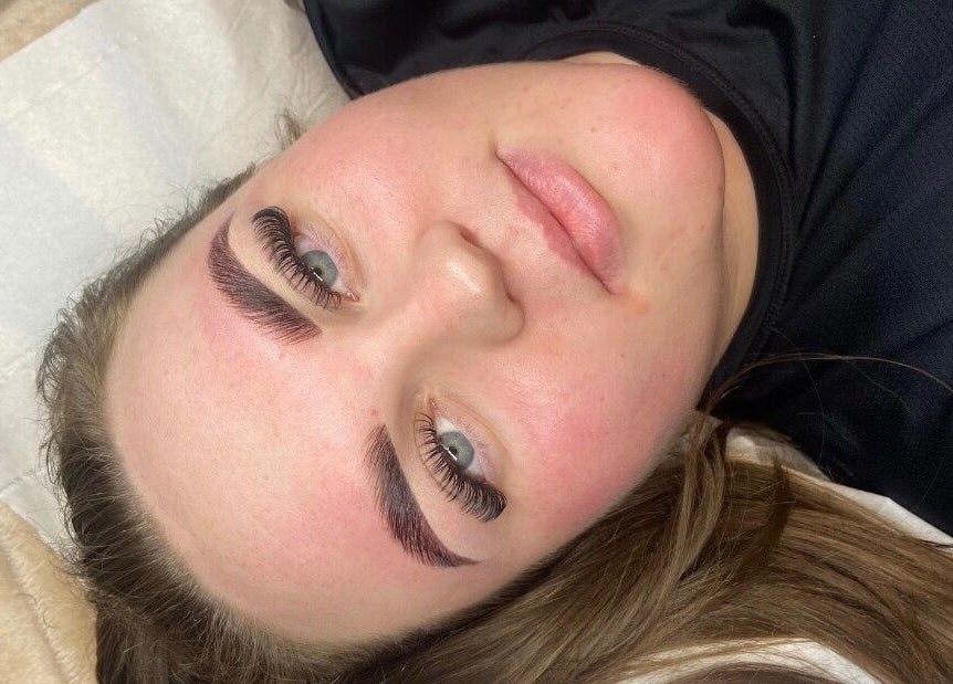 Close-up of eyelash extension at Meabh Keane Lashes in Tralee, IE, showcasing expert application.