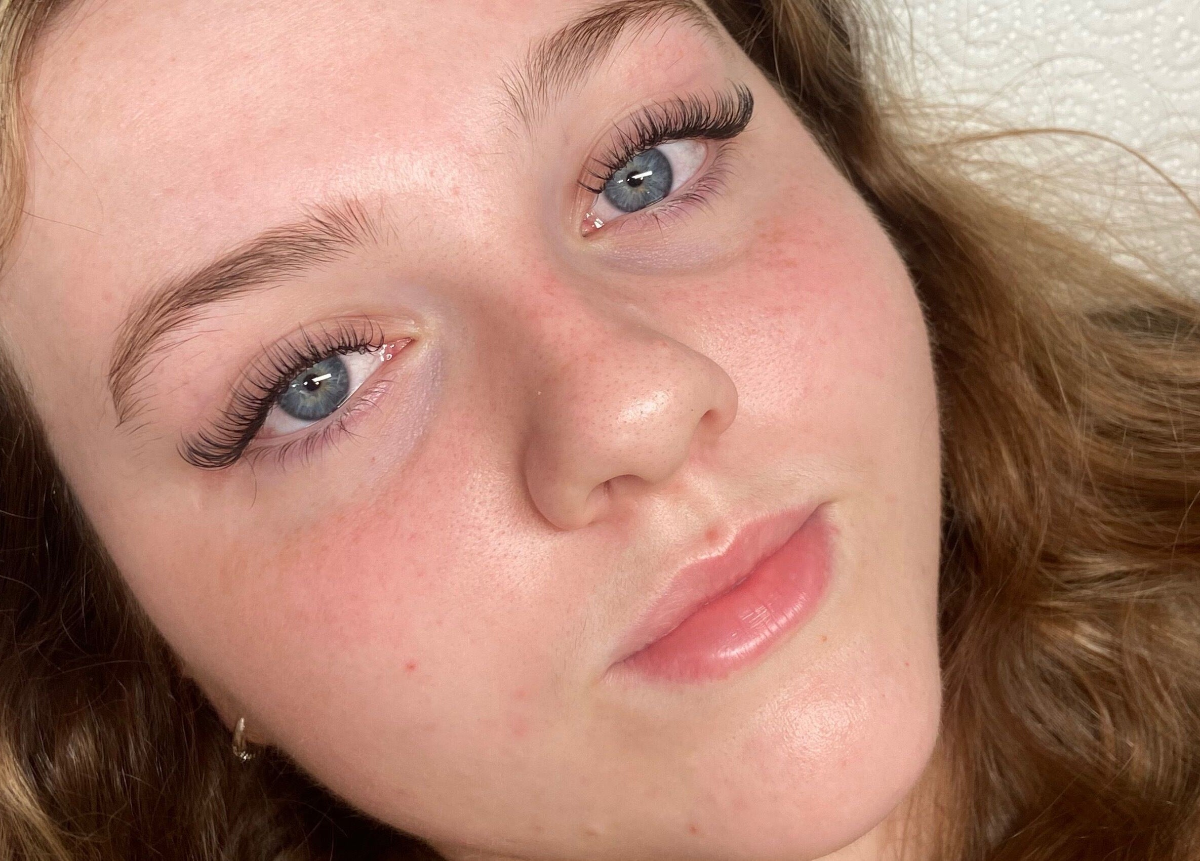 Close-up of eyelash extensions at Meabh Keane Lashes in Tralee, IE, showcasing natural beauty enhancement.