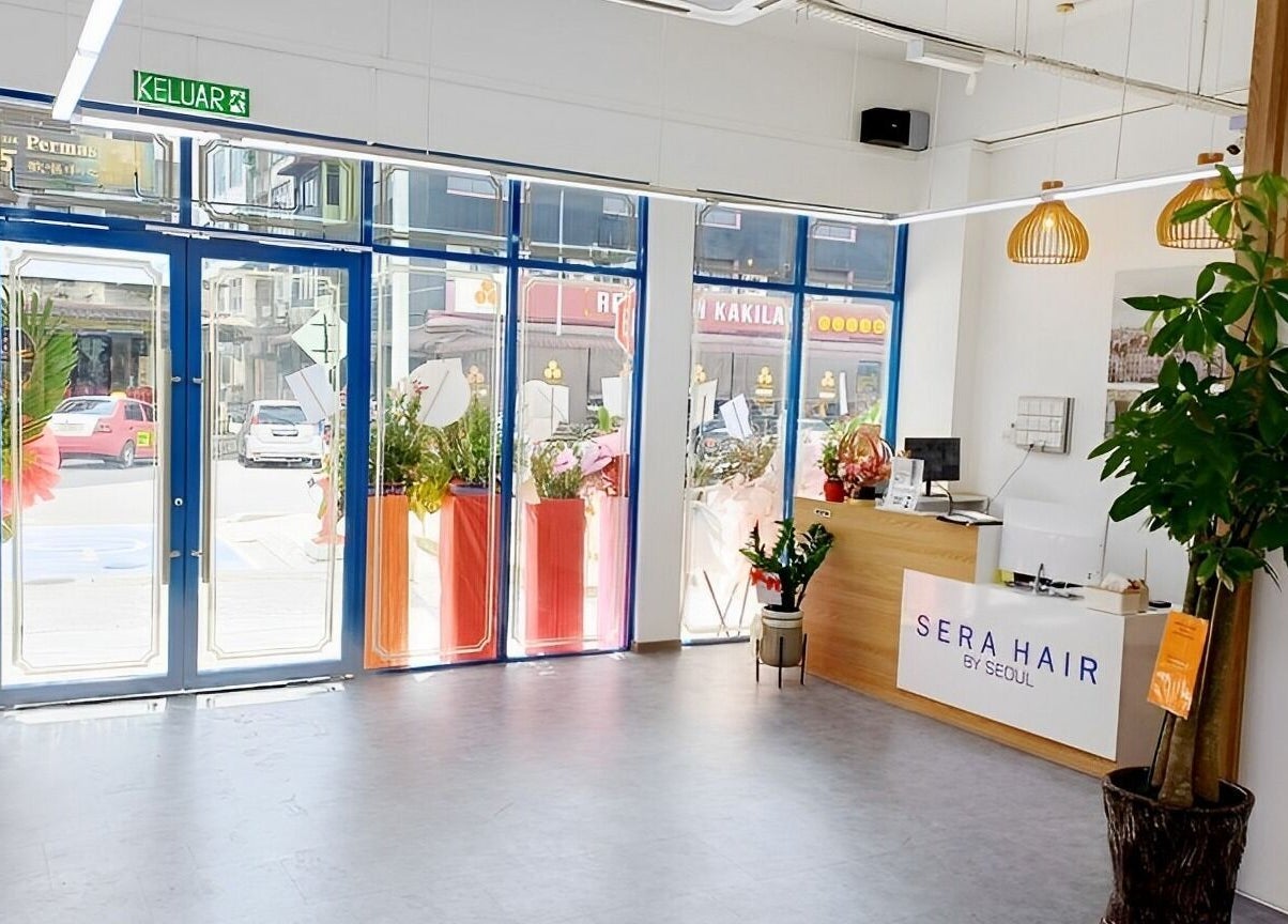 Bright, modern entrance of Serahair By Seoul Korea Salon in Johor Bahru, Johor, MY with vibrant decor.