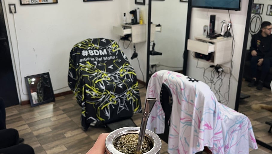 Interior de BDM Barbería Dal Molin en Awj, Santa Fe, AR con sillas cubiertas y una infusión de mate.
