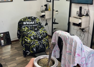 Interior de BDM Barbería Dal Molin en Awj, Santa Fe, AR con sillas cubiertas y una infusión de mate.