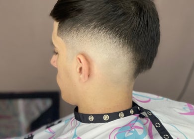 Corte de cabello moderno en BDM Barbería Dal Molin, Awj, Santa Fe, AR, destacando el estilo y precisión.