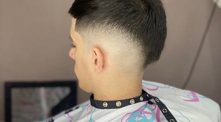 Corte de cabello moderno en BDM Barbería Dal Molin, Awj, Santa Fe, AR, destacando el estilo y precisión.