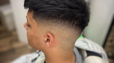 Corte degradado moderno en BDM Barbería Dal Molin, Awj, Santa Fe, AR.