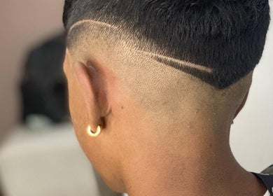 Corte de cabello con diseño geométrico en BDM Barbería Dal Molin, Awj, Santa Fe, AR.