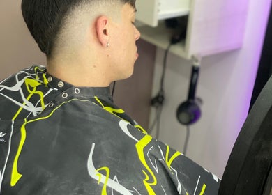 Cliente recibiendo un corte moderno en BDM Barbería Dal Molin, Awj, Santa Fe, AR.