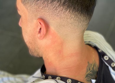 Hombre con corte de cabello moderno en BDM Barbería Dal Molin, Awj, Santa Fe, AR.