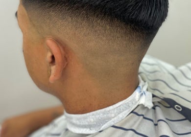 Corte de cabello fresco en BDM Barbería Dal Molin, Awj, Santa Fe, AR. Perfecta línea y acabado profesional.