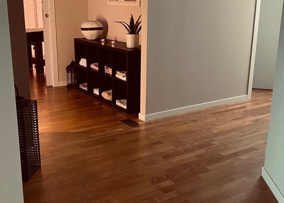 Corridoio elegante di Beauty Charme a Botticino, Lombardia, IT, con pavimento in legno e decorazioni raffinate.