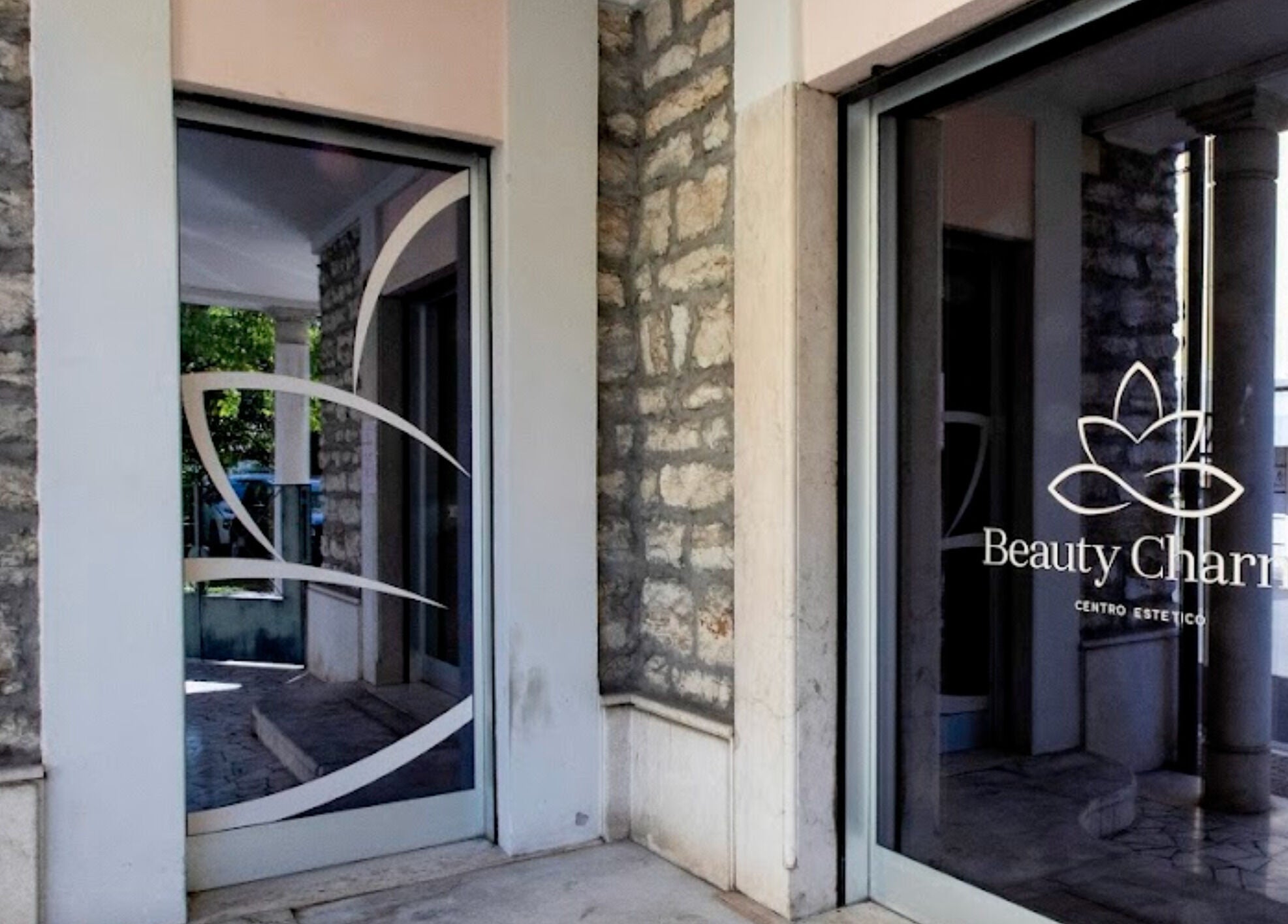 Ingresso del centro estetico Beauty Charme a Botticino, Lombardia, IT con logo sulla porta.